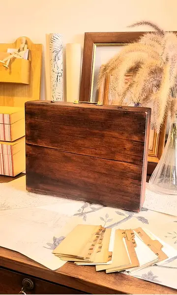 Foto de um(a) Maleta de pintura em madeira nobre inicio do sec XX, da categoria de Malas. Antiga maleta de pintura, inicio do sec XX Toda original lixada e encerada, possui marcas no tempo e desgastes na madeira,... Mostrado de uma perspectiva diferente. Vendido no marketplace Trésors.