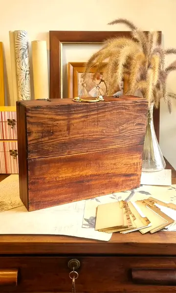 Foto de um(a) Maleta de pintura em madeira nobre inicio do sec XX, da categoria de Malas. Antiga maleta de pintura, inicio do sec XX Toda original lixada e encerada, possui marcas no tempo e desgastes na madeira,... Mostrado de uma perspectiva diferente. Vendido no marketplace Trésors.