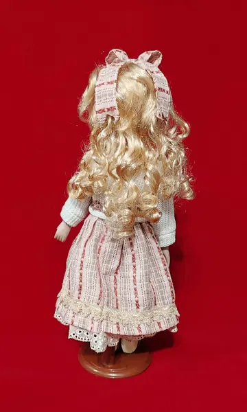 Foto de um(a) Boneca de Porcelana com Suporte e Embalagem Original, Década de 1990, da categoria de Bonecas. Boneca de porcelana com suporte e embalagem original, década de 1990 parte do corpo com enchimento, como no padrão. Cabelos... Mostrado de uma perspectiva diferente. Vendido no marketplace Trésors.
