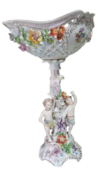 Foto de um(a) Centro de mesa ou fruteira porcelana alemã Dresden (1890-1920), da categoria de Centro de mesa. Espetacular centro de mesa (fruteira pedestal) em legítima porcelana alemã de Dresden, ricamente policromada e com detalhes... Vendido no marketplace Trésors.