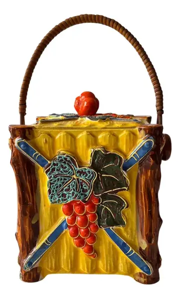 Foto de um(a) Antiga Rara Bomboniere Biscoiteira Art Deco Em Faiança Alemã, da categoria de Garrafas, potes e jarros. Antiga e rara caixa biscoiteira em faiança alemã. Lindas cores e decoração em relevo, muito decorativa. Essas peças são... Vendido no marketplace Trésors.