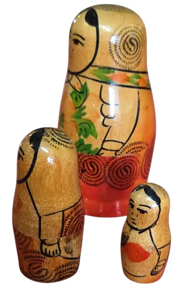 Foto de um(a) Matrioska Russa - Conjunto com 3 Bonecas "Rossiyanochka", da categoria de Bonecas. Charme e tradição em miniatura! Peça original da era soviética. Este conjunto de Matrioskas (bonecas russas) é uma peça... Mostrado de uma perspectiva diferente. Vendido no marketplace Trésors.