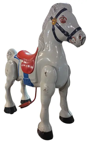 Foto de um(a) Raro Cavalinho Inglês Mobo Bronco – Original Década de 40, da categoria de Triciclos e pedalinhos. Uma Relíquia Autêntica do Brinquedo Britânico do Pós-Guerra. Apresentamos este magnífico cavalinho de balanço de metal da... Mostrado de uma perspectiva diferente. Vendido no marketplace Trésors.