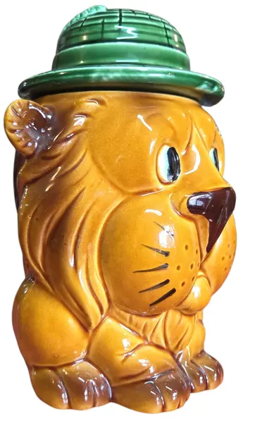 Foto de um(a) Potiche Antigo Leão de Cerâmica - Japan, da categoria de Garrafas, potes e jarros. Encantador potiche em cerâmica vitrificada, representando um leão com chapéu de explorador (safari). Esta peça é um exemplar... Mostrado de uma perspectiva diferente. Vendido no marketplace Trésors.