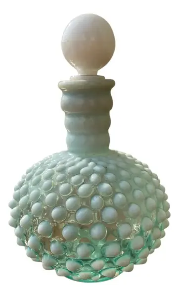 Foto de um(a) Antigo Raro Frasco Perfumeiro Garrafa Opalina Fenton Glass, da categoria de Garrafas. ~ Fenton Art Glass ~ Antigo perfumeiro de coleção em vidro opalescente branco com nuances em azul. Peça catalogada.... Vendido no marketplace Trésors.