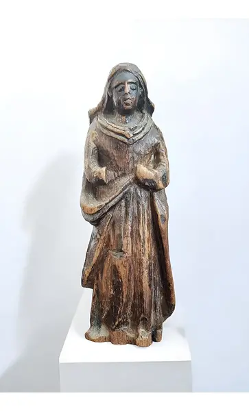 Foto de um(a) Antiga Imagem de Santa em madeira marrom, da categoria de Objetos religiosos e espirituais. Antiga imagem em madeira representando Nossa Senhora. *OBS: falta das mãosA prática de retirar partes de imagens de santos... Mostrado de uma perspectiva diferente. Vendido no marketplace Trésors.