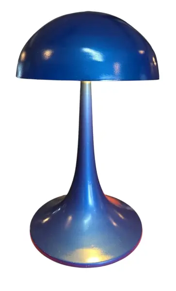 Foto de um(a) Abajur Vintage de Mesa "Cogumelo" – Azul Metálico Estilo Space Age, da categoria de Abajures. Este exemplar é uma peça icônica de iluminação que remete ao design futurista e audacioso das décadas de 1960 e 1970,... Vendido no marketplace Trésors.
