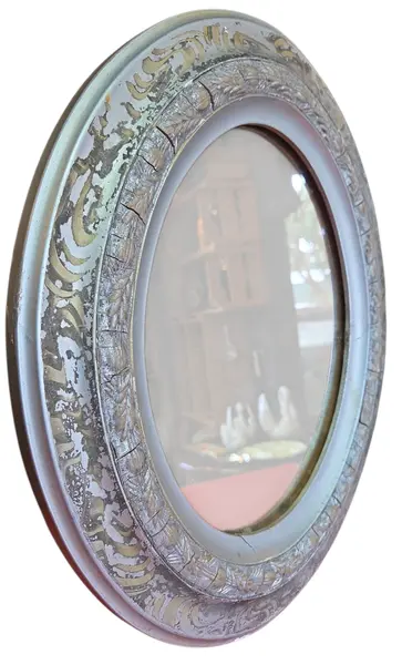 Foto de um(a) Espelho Oval Vintage com Moldura em Madeira Trabalhada, da categoria de Espelhos. Adicione um toque de história e elegância clássica ao seu ambiente com este Espelho Oval Vintage. Ideal para decorações que... Vendido no marketplace Trésors.