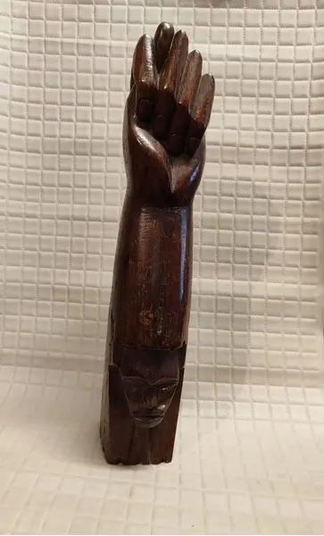 Foto de um(a) Figa de Madeira com Escultura Indígena, Década de 1970, da categoria de Objetos decorativos. Figa esculpida em madeira, com detalhe de escultura indígena na parte inferior. Peça decorativa da década de 1970. Medidas:... Mostrado de uma perspectiva diferente. Vendido no marketplace Trésors.