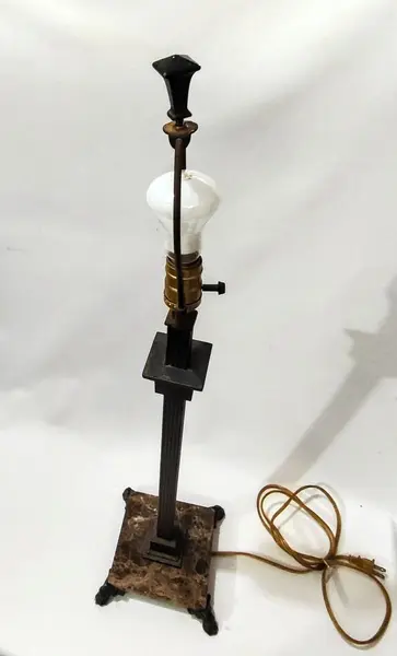 Foto de um(a) Abajur Estadunidense Metal e Mármore, Década de 1990, da categoria de Abajures. Abajur em metal com pátina bronze, base em mármore marrom imperador com pés de garra e cúpula original dos anos 1990... Mostrado de uma perspectiva diferente. Vendido no marketplace Trésors.