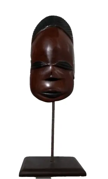 Foto de um(a) Máscara Africana em Madeira, da categoria de Modelos e estatuetas. Máscara africana esculpida em madeira com base também em madeira. Peso: 272g A: 32cm L: 11cm P: 8cm. Vendido no marketplace Trésors.