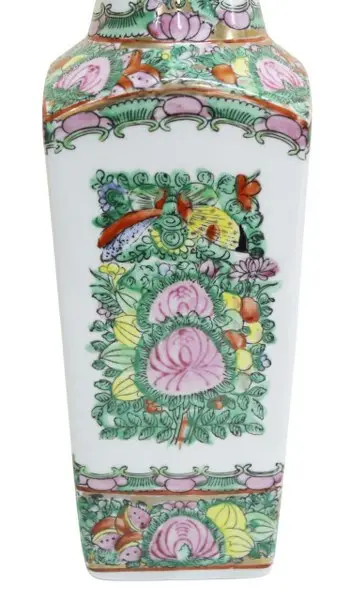 Foto de um(a) Vaso oriental em porcelana, da categoria de Vasos. Vaso oriental em porcelana branca com decoração de flores e pássaros em policromia pintados à mão. Apresenta selo vermelho... Mostrado de uma perspectiva diferente. Vendido no marketplace Trésors.