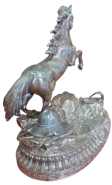 Foto de um(a) Tinteiro de Mesa Monumental: Escultura de Cavalo em Prata 90, da categoria de Escultura. Uma peça rara que une funcionalidade e arte escultural. Este tinteiro de mesa é encimado por uma figura de cavalo... Mostrado de uma perspectiva diferente. Vendido no marketplace Trésors.