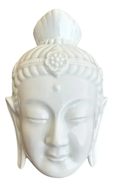 Foto de um(a) Antiga Escultura Máscara De Buda Porcelana Blanc The Chine, da categoria de Objetos de parede esculturais. ~ Blanc The Chine ~ Antiga e expressiva escultura oriental, máscara de parede, representando rosto de Buda/Divindade em... Vendido no marketplace Trésors.
