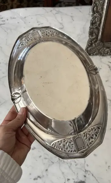 Foto de um(a) Antiga Travessa Centro De Mesa Art Deco Prata Alemã Wmf, da categoria de Travessas e tigelas. Antigo centro de mesa/travessa Art Deco, em prata teor 90 da famosa manufatura alemã WMF, com elegante decoração de... Mostrado de uma perspectiva diferente. Vendido no marketplace Trésors.