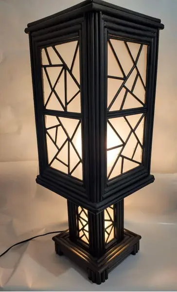 Foto de um(a) Luminária Modern Papern, da categoria de Abajures. Luminária de mesa feita de rolinhos de papel com cola branca, tufo com pátina bronze e folha de acetato fosca como difusor,... Mostrado de uma perspectiva diferente. Vendido no marketplace Trésors.