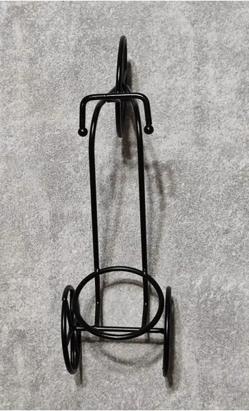Foto de um(a) Porta Garrafa Bicicleta em Ferro, Década de 1990, da categoria de Suportes para garrafas de vinho. Porta garrafa bicicleta em ferro ebanizado, década de 1990 A: 15cm L: 10 cm P: 23 cm Peso: 390 g. Mostrado de uma perspectiva diferente. Vendido no marketplace Trésors.