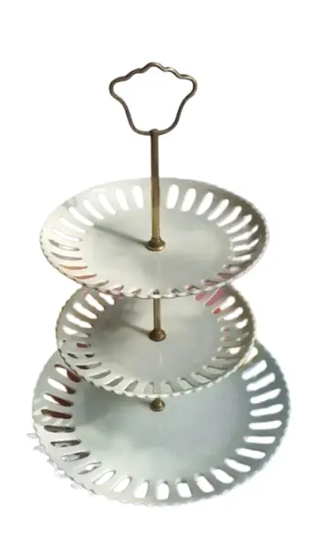 Foto de um(a) Porta doces 3 andares em porcelana - anos 50, da categoria de Bandejas. Antigo e preservado porta doces em porcelana Schmidt - anos 50, com suporte em cobre.Possui pequenas fissuras na base do... Vendido no marketplace Trésors.