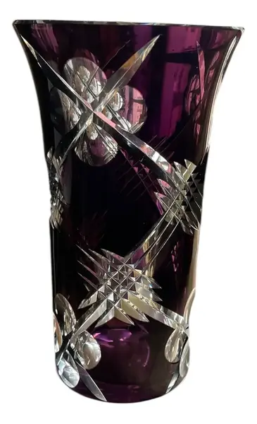 Foto de um(a) Antigo Vaso Jarro Em Cristal Violeta Baccarat Art Deco, da categoria de Vasos. Antigo e preciso vaso decorativo em cristal doublé europeu com lindo brilho natural e primorosa lapidação manual, com traços... Vendido no marketplace Trésors.