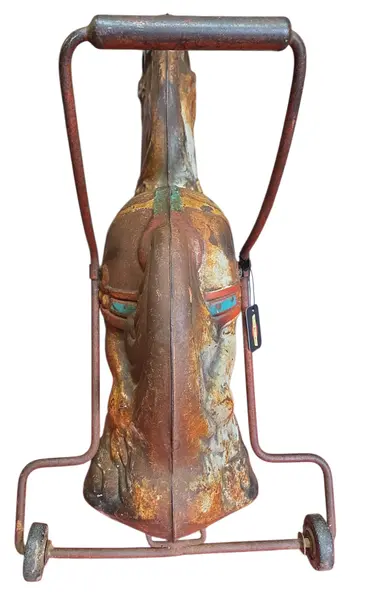 Foto de um(a) Pônei Mobo Bronco – Original England, da categoria de Brinquedos antigos. Este exemplar autêntico do "Mobo Bronco" é uma verdadeira peça de história. Fabricado na Inglaterra. Mostrado de uma perspectiva diferente. Vendido no marketplace Trésors.