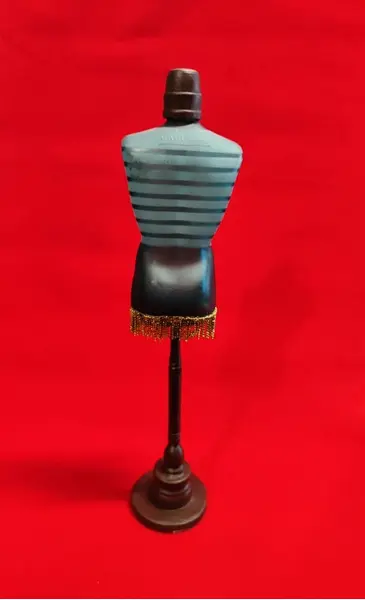 Foto de um(a) Manequim Jean Paul Gaultier, Peça Única, da categoria de Modelos e estatuetas. Frasco de perfume lê male, jean paul gaultier transformado em um manequim de mesa decorativo e perene, com pedestal em... Mostrado de uma perspectiva diferente. Vendido no marketplace Trésors.