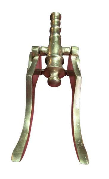 Foto de um(a) Miniatura de Canhão em Bronze Maciço, da categoria de Outros colecionáveis. Peça decorativa de canhão antigo, confeccionada inteiramente em bronze. Uma peça que une robustez e detalhamento, ideal para... Mostrado de uma perspectiva diferente. Vendido no marketplace Trésors.