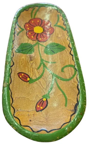 Foto de um(a) Petisqueira de Madeira Artesanal com Pintura Floral, da categoria de Acessórios de cozinha. Esta peça é um exemplo encantador de arte popular em madeira. Esculpida em formato ovalado (estilo canoa), ela apresenta um... Mostrado de uma perspectiva diferente. Vendido no marketplace Trésors.