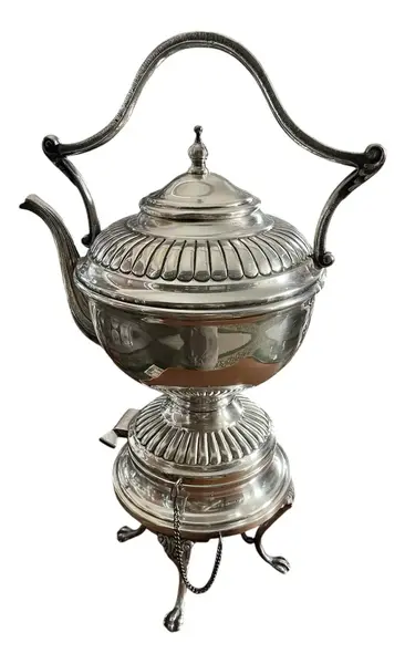 Foto de um(a) Antigo Raro Samovar Bule Completo Prata Inglesa Sheffield, da categoria de Chaleiras. ~ Sheffield ~Antigo e finíssimo samovar em metal espessurado a prata, estilo inglês. Todo original, com detalhes em relevo,... Mostrado de uma perspectiva diferente. Vendido no marketplace Trésors.