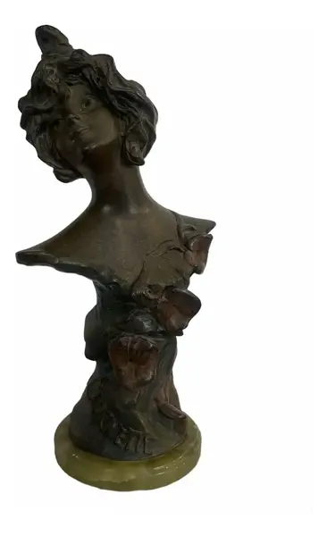 Foto de um(a) Antiga Escultura Busto Dama Assinado Pétit Bronze Francês, da categoria de Escultura. ~ Clochette ~Antiga e majestosa escultura artística representando busto feminino. Feita em pétit bronze francês de altíssima... Vendido no marketplace Trésors.