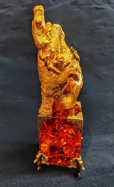 Foto de um(a) Escultura Coração, Peça Única, Anos 2000, da categoria de Escultura. Escultura coração: em resina folhada a ouro e envelhecida, detalhe da abelha em latão oxidado, base em acrílico âmbar com... Mostrado de uma perspectiva diferente. Vendido no marketplace Trésors.