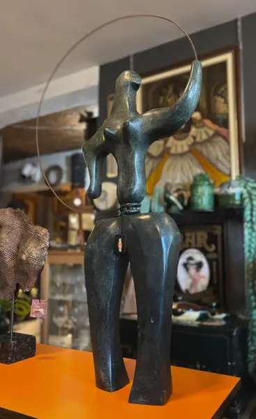 Foto de um(a) Escultura “Mulheres Nuas” - Cesarotti, da categoria de Escultura. Arte Moderna - Linda e clássica escultura das “mulheres nuas” de Cesarotti - 2001. Mostrado de uma perspectiva diferente. Vendido no marketplace Trésors.