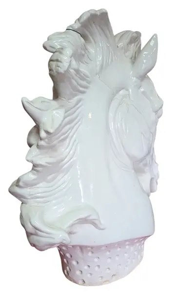Foto de um(a) Garanhão em Porcelana Esmaltada, da categoria de Escultura. Escultura em porcelana fina com acabamento em esmalte de alto brilho. A técnica de esmaltação a altas temperaturas garante... Mostrado de uma perspectiva diferente. Vendido no marketplace Trésors.
