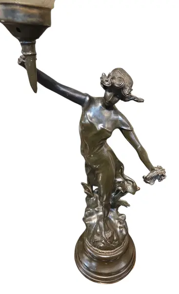 Foto de um(a) Luminária Francesa "La Jeunesse" – Escultura Art Nouveau Assinada por Geo Maxim, da categoria de Escultura. Belíssima luminária escultórica de mesa, típica do período Belle Époque francesa. A peça retrata uma figura feminina... Mostrado de uma perspectiva diferente. Vendido no marketplace Trésors.
