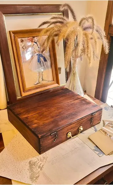 Foto de um(a) Maleta de pintura em madeira nobre inicio do sec XX, da categoria de Malas. Antiga maleta de pintura, inicio do sec XX Toda original lixada e encerada, possui marcas no tempo e desgastes na madeira,... Mostrado de uma perspectiva diferente. Vendido no marketplace Trésors.