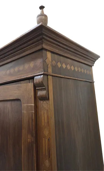 Foto de um(a) Guarda Roupa 2 Portas com Marchetaria, da categoria de Armários e Guarda Roupas. Mostrado de uma perspectiva diferente. Vendido no marketplace Trésors.
