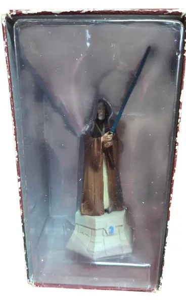 Foto de um(a) Estátua Obi-Wan Kenobi (Old Ben) Star Wars - Peça de Xadrez Colecionável (Cavaleiro Branco) - Pintado à Mão, da categoria de Figuras de ação. Adicione a sabedoria do lendário "Old Ben" à sua coleção com esta figura detalhada de Obi-Wan Kenobi. Esta peça faz parte da... Mostrado de uma perspectiva diferente. Vendido no marketplace Trésors.