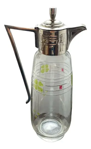 Foto de um(a) Antiga Jarra Claret Jug Galheteiro Cristal Francês Art Deco, da categoria de Jarros. Antiga e fina jarrinha "claret jug" em cristal francês com primorosa lapidação feita à mão, diferente decoração com trevos... Vendido no marketplace Trésors.
