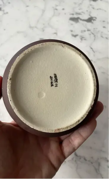 Foto de um(a) Antiga Caixa Decorativa Porta Joias Porcelana Japão Satsuma, da categoria de Porta-Jóias. Antiga caixinha oriental em porcelana japonesa Satsuma. Decoração típica, ricamente pintada à mão. Medidas 6x12cm. Mostrado de uma perspectiva diferente. Vendido no marketplace Trésors.