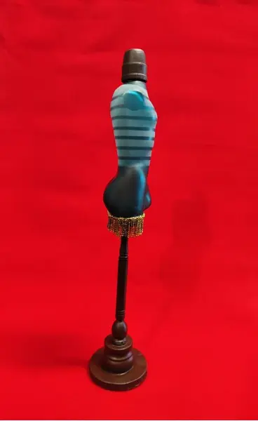 Foto de um(a) Manequim Jean Paul Gaultier, Peça Única, da categoria de Modelos e estatuetas. Frasco de perfume lê male, jean paul gaultier transformado em um manequim de mesa decorativo e perene, com pedestal em... Mostrado de uma perspectiva diferente. Vendido no marketplace Trésors.