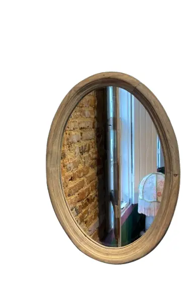 Foto de um(a) Espelho Natural, da categoria de Espelhos. Moldura em madeira nobre, acabamento suave e formato oval. Vendido no marketplace Trésors.