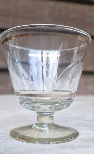 Foto de um(a) Encantador conjunto de Licoreira + 6 tacinhas, da categoria de Conjuntos para coquetéis. Lindo conjunto de Licoreira em vidro soprado, no estilo veneziano, pintada à mão, tampa em forma de gota. Altura... Mostrado de uma perspectiva diferente. Vendido no marketplace Trésors.