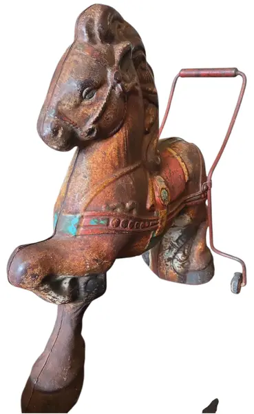 Foto de um(a) Pônei Mobo Bronco – Original England, da categoria de Brinquedos antigos. Este exemplar autêntico do "Mobo Bronco" é uma verdadeira peça de história. Fabricado na Inglaterra. Mostrado de uma perspectiva diferente. Vendido no marketplace Trésors.
