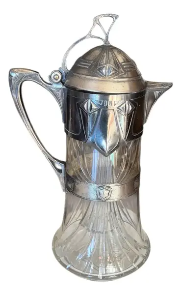 Foto de um(a) Antiga Jarra Refresqueira Claret Jug Cristal Wmf Art Deco, da categoria de Garrafas, potes e jarros. ~ Württembergische Metallwarenfabrik (WMF) ~Renomada manufatura alemã fundada em 1853. Antiga e imponente jarra refresqueira... Mostrado de uma perspectiva diferente. Vendido no marketplace Trésors.