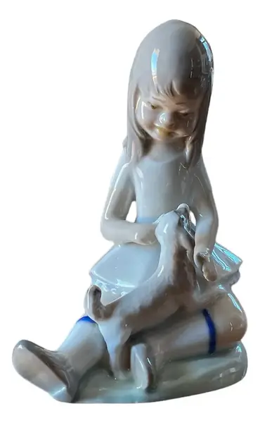 Foto de um(a) Antiga Escultura Menina Com Cachorro Porcelana Espanhola Nao, da categoria de Escultura. Delicada escultura em porcelana espanhola. Bastante riqueza de detalhes. Em perfeito estado. Altura 14cm Largura 11cm. Vendido no marketplace Trésors.