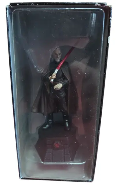 Foto de um(a) Estátua Conde Dookan (Count Dooku) Star Wars - Peça de Xadrez Colecionável (Rei Preto) - Pintado à Mão, da categoria de Figuras de ação. Domine o tabuleiro com a elegância e o poder do lado sombrio. Esta estátua detalhada do Conde Dookan (Darth Tyranus) faz... Mostrado de uma perspectiva diferente. Vendido no marketplace Trésors.
