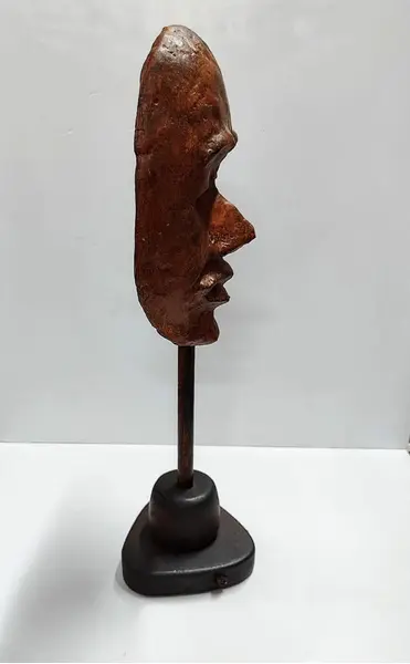 Foto de um(a) Escultura Máscara em Papier Mâché, Década de 1990, da categoria de Escultura. Escultura de máscara em papier mâché com haste em madeira, década de 1990, peça única. A: 40 cm L: 15 cm P: 6,5 cm Base... Mostrado de uma perspectiva diferente. Vendido no marketplace Trésors.