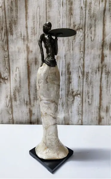 Foto de um(a) Escultura em Resina Representando Mulher Africana, Década de 2000, da categoria de Escultura. Escultura em resina representando uma africana: corpo e bandeja revestido com madrepérola, parte do corpo com pátina bronze... Mostrado de uma perspectiva diferente. Vendido no marketplace Trésors.