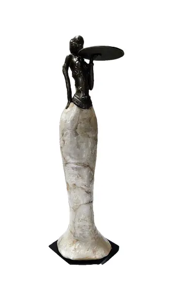 Foto de um(a) Escultura em Resina Representando Mulher Africana, Década de 2000, da categoria de Escultura. Escultura em resina representando uma africana: corpo e bandeja revestido com madrepérola, parte do corpo com pátina bronze... Vendido no marketplace Trésors.