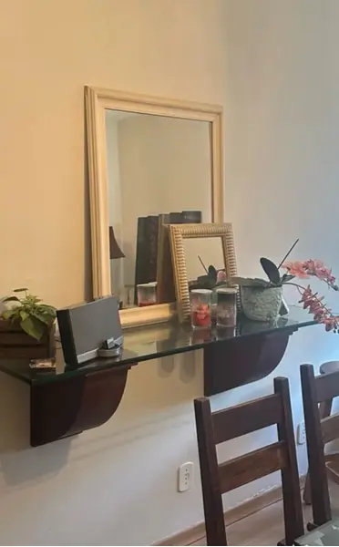 Foto de um(a) Mãos francesas com vidro bizotado de 2cm, da categoria de Conjunto de sala de jantar. Lindas mãos francesas em Imbuia. Sobre elas vai vidro de 2cm bizotado com 1,20 de comprimento e 30 de largura. Peça linda... Mostrado de uma perspectiva diferente. Vendido no marketplace Trésors.