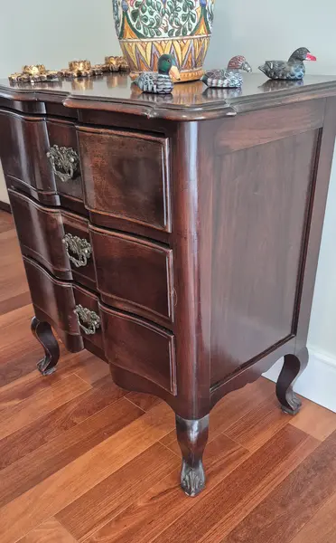 Foto de um(a) Mini cômoda no estilo Chipandelle, da categoria de Cômodas e Sapateira. Mini cômoda no estilo Chipandelle Este estilo é caracterizado por: Frente abaulada (formato "bombê"). Pés curvos em... Mostrado de uma perspectiva diferente. Vendido no marketplace Trésors.